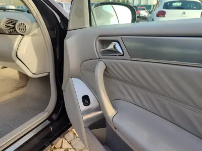 Mercedes-Benz C 220 2005 - 6900 EUR, 382000 km - AUTO.MOTO.pt - 382000km - foto 14 de 19