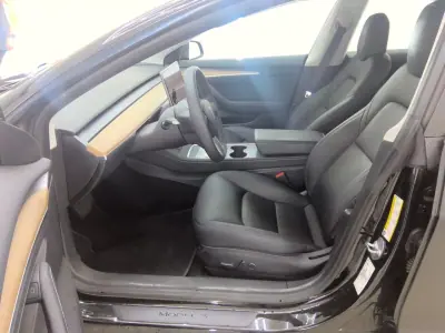 Tesla Model 3 2021 - 30900 EUR, 37000 km - foto 4 de 9