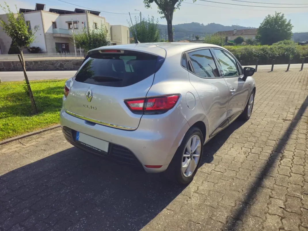 Renault Clio 2018 - 11990 EUR, 94000 km - AUTO.MOTO.pt - 94000km - foto 4 de 14