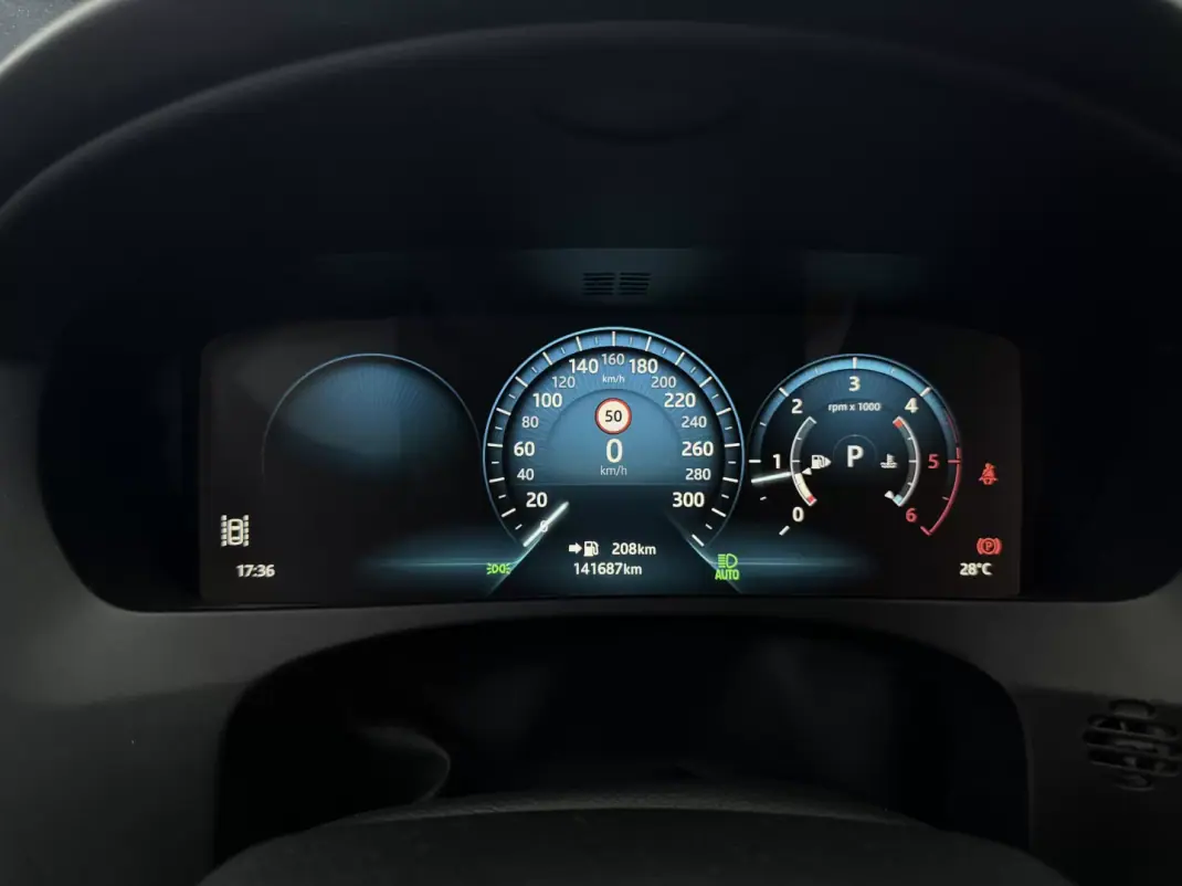 Jaguar F-Pace 2017 - 27950 EUR, 141687 km - 141687km - foto 29 de 48