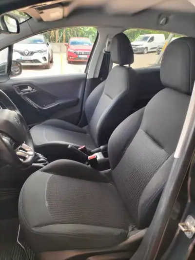 Peugeot 208 2017 - 10750 EUR, 96000 km - AUTO.MOTO.pt - 96000km - foto 11 de 12