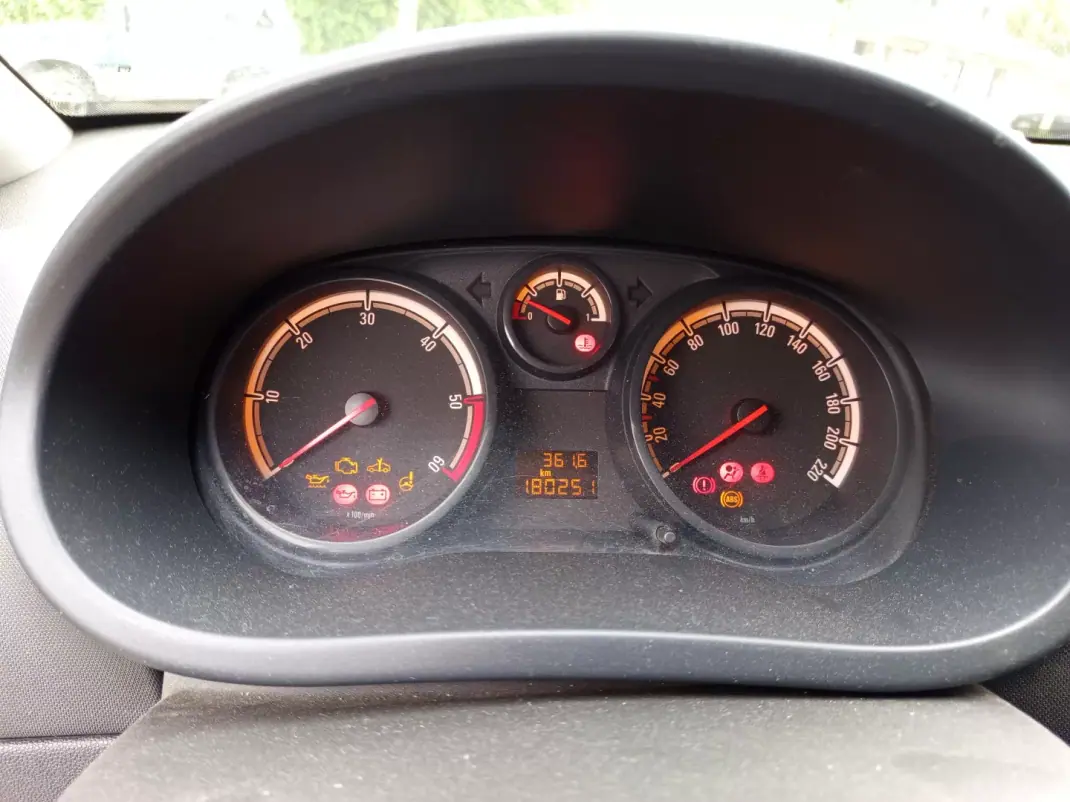 Opel CORSA VAN 1.3 CDTI 2007 - 3490 EUR, 180251 km - AUTO.MOTO.pt - 180251km - foto 9 de 9