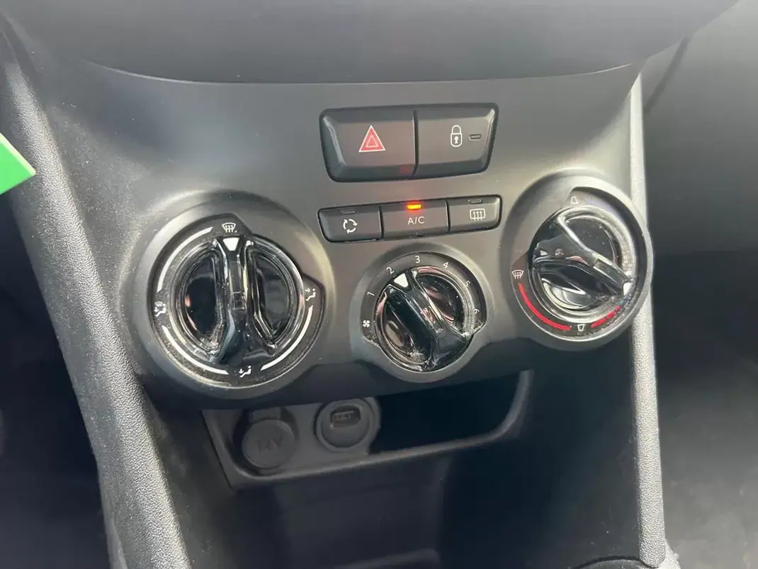 Peugeot 208 2019 - 7990 EUR, 135015 km - AUTO.MOTO.pt - 135015km - foto 8 de 12