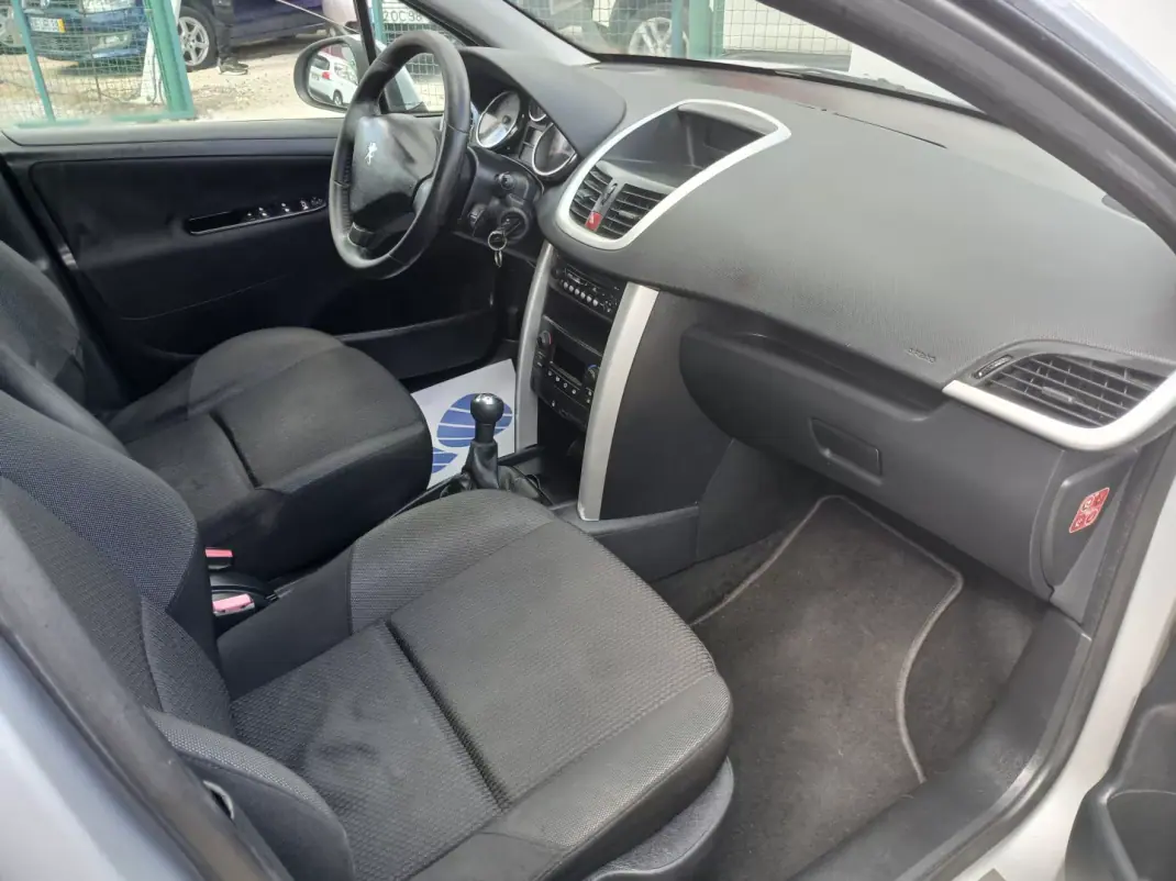 Peugeot 207 2012 - 5250 EUR, 180948 km - AUTO.MOTO.pt - 180948km - foto 26 de 28