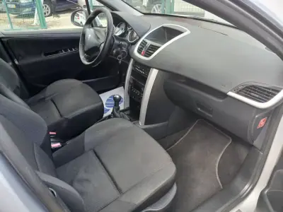 Peugeot 207 2012 - 5250 EUR, 180948 km - AUTO.MOTO.pt - 180948km - foto 26 de 28