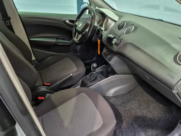 SEAT Ibiza ST 2011 - 7500 EUR, 152873 km - AUTO.MOTO.pt - 152873km - foto 5 de 8