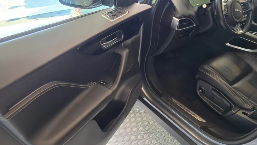 Jaguar F-Pace 2017 - 19500 EUR, 157804 km - 157804km - foto 44 de 74