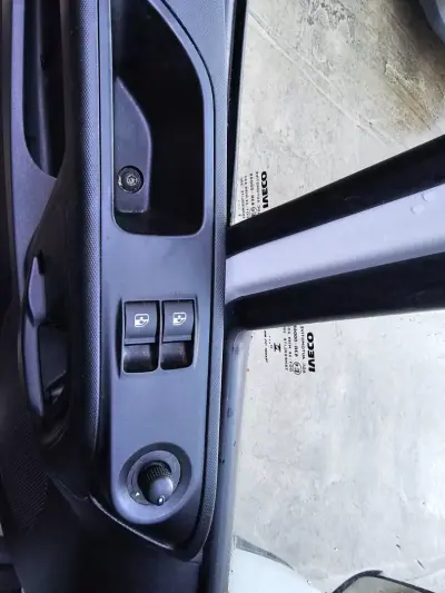 Iveco Daily 35 S14 2.3 D PLATAFORMA 2023 - 24999 EUR, 110000 km - AUTO.MOTO.pt - 110000km - foto 7 de 17