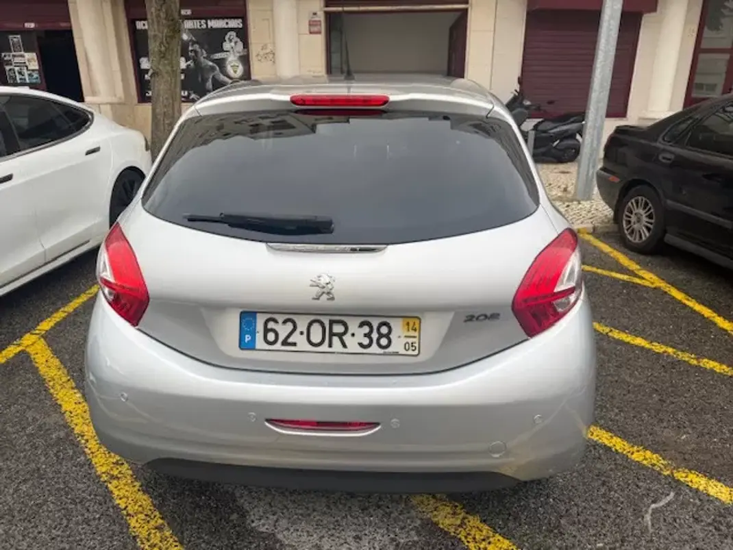 Peugeot 208 2014 - 7400 EUR, 116000 km - AUTO.MOTO.pt - 116000km - foto 12 de 26