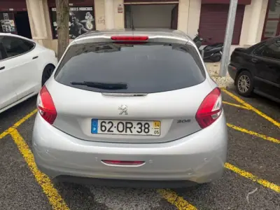 Peugeot 208 2014 - 7400 EUR, 116000 km - AUTO.MOTO.pt - 116000km - foto 12 de 26