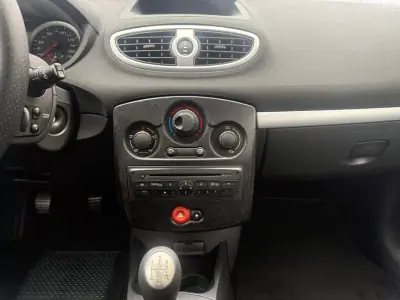 Renault Clio Break 2009 - 5450 EUR, 202000 km - AUTO.MOTO.pt - 202000km - foto 18 de 26