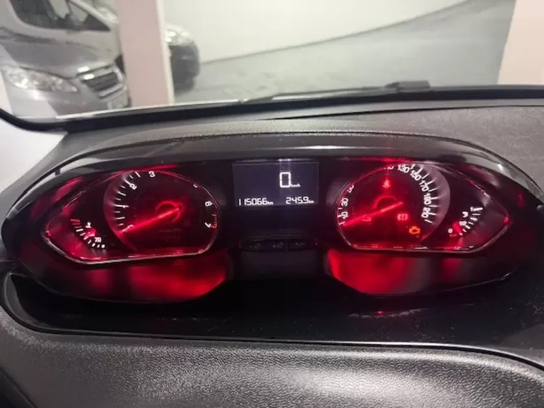 Peugeot 208 2014 - 7400 EUR, 116000 km - AUTO.MOTO.pt - 116000km - foto 23 de 26