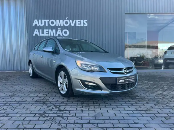 Opel Astra Sports Tourer 2013 — foto 3 de 11