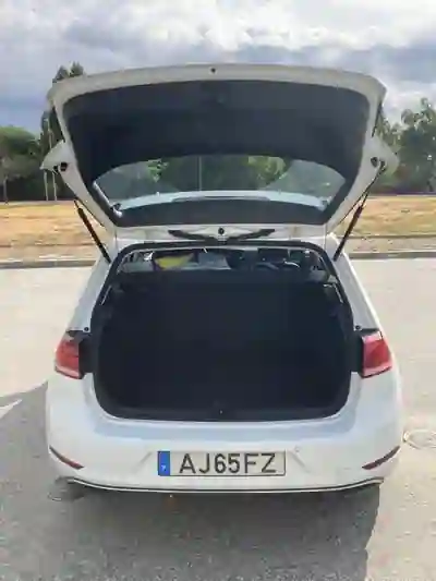 Volkswagen e-Golf 2017 - 14900 EUR, 180000 km - AUTO.MOTO.pt - 180000km - foto 5 de 25