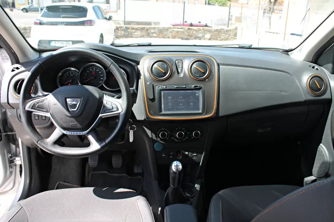 Dacia Sandero 2018 - 10400 EUR, 35110 km - AUTO.MOTO.pt - 35110km - foto 12 de 24