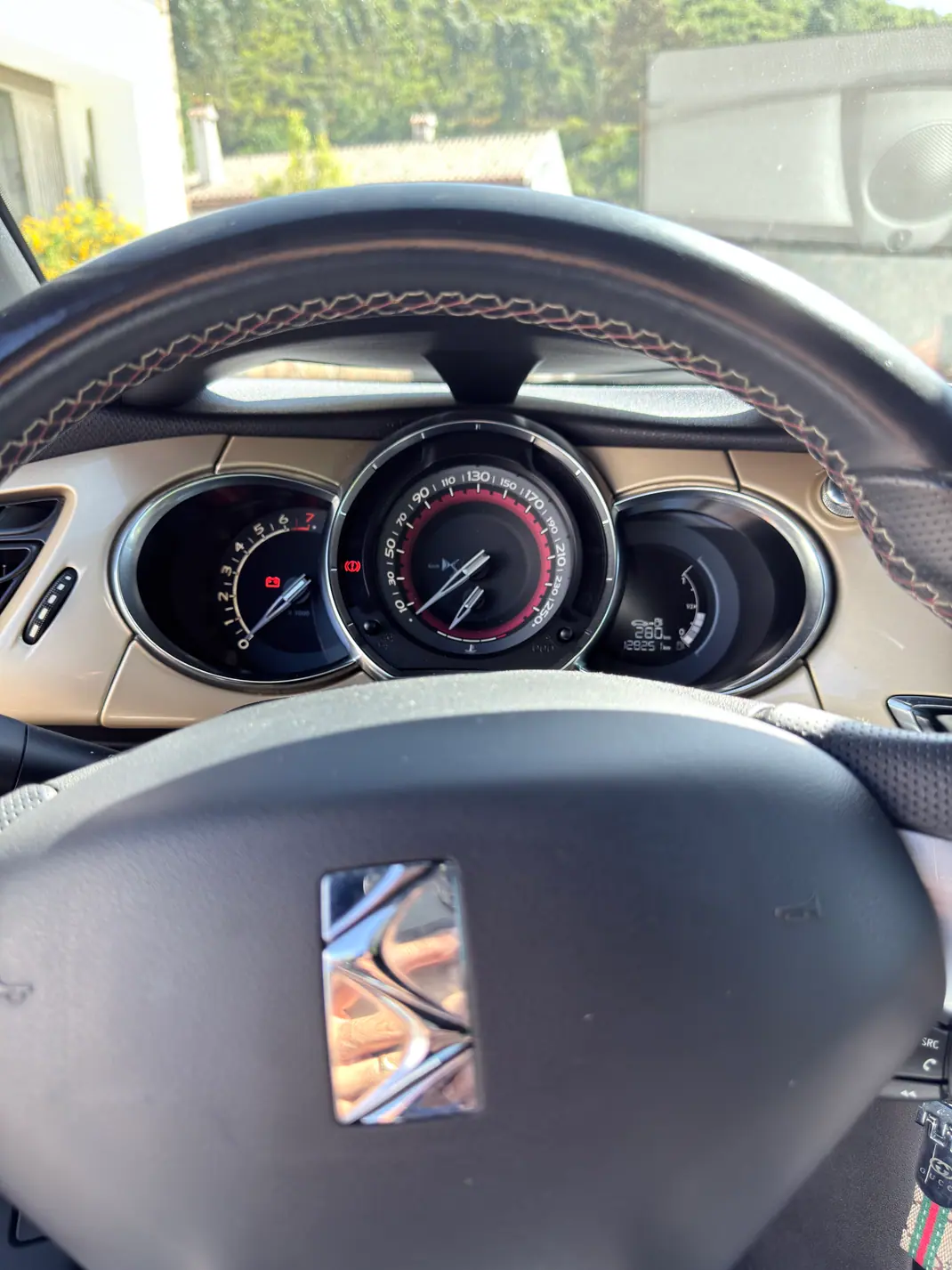 DS DS3 2018 - 15700 EUR, 130000 km - 130000km - foto 9 de 15