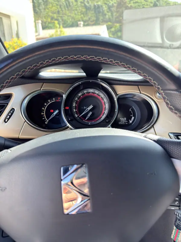 DS DS3 2018 - 16800 EUR, 130000 km - AUTO.MOTO.pt - 130000km - foto 9 de 15