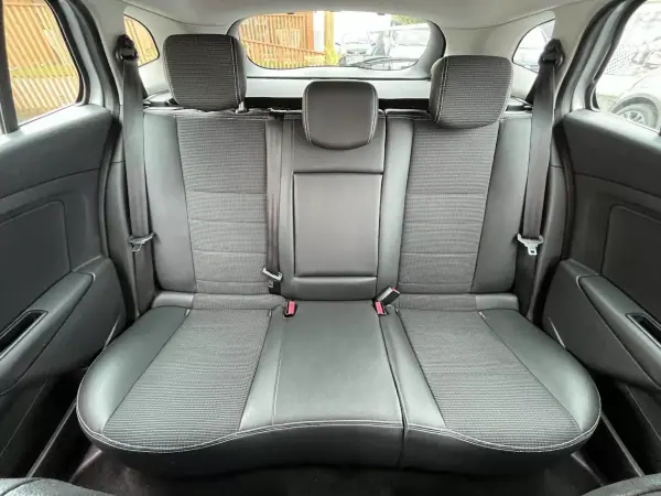 Renault Mégane Sport Tourer 2014 - 7750 EUR, 250000 km - AUTO.MOTO.pt - 250000km - foto 31 de 47
