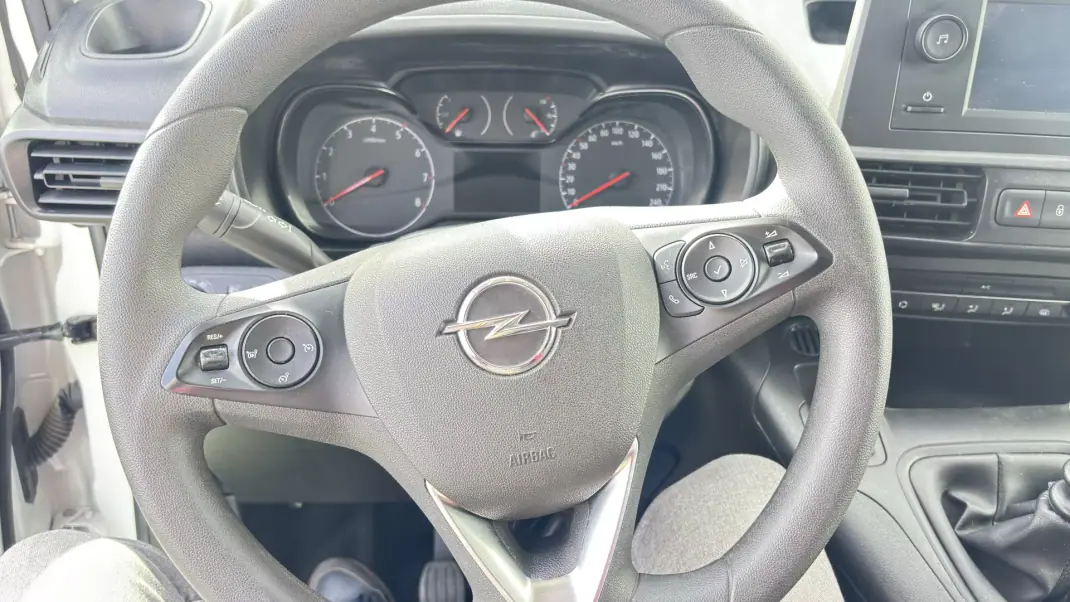 Opel COMBO 2022 - 14900 EUR, 136000 km - AUTO.MOTO.pt - 136000km - foto 8 de 12