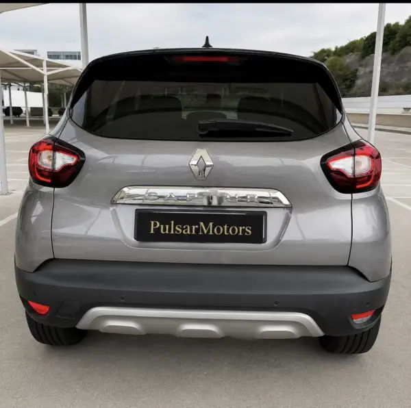 Renault Captur 2018 - 12900 EUR, 185699 km - AUTO.MOTO.pt - 185699km - foto 5 de 11
