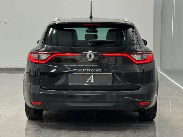 Renault Mégane Sport Tourer 2020 - 15990 EUR, 80000 km - AUTO.MOTO.pt - 80000km - foto 5 de 26
