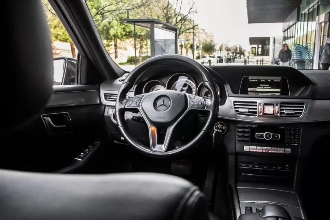 Mercedes-Benz E 300 2015 - 15990 EUR, 256669 km - AUTO.MOTO.pt - 256669km - foto 33 de 36