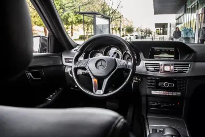 Mercedes-Benz E 300 2015 - 15990 EUR, 256669 km - AUTO.MOTO.pt - 256669km - foto 33 de 36