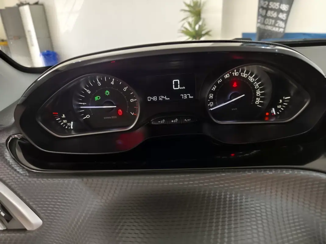 Peugeot 208 2018 - 9850 EUR, 48000 km - AUTO.MOTO.pt - 48000km - foto 17 de 23