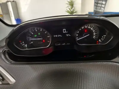 Peugeot 208 2018 - 9850 EUR, 48000 km - AUTO.MOTO.pt - 48000km - foto 17 de 23