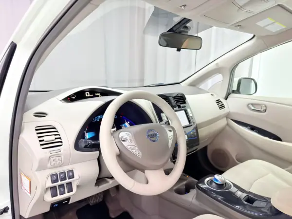 Nissan Leaf 2013 - 6500 EUR, 54000 km - AUTO.MOTO.pt - 54000km - foto 19 de 21