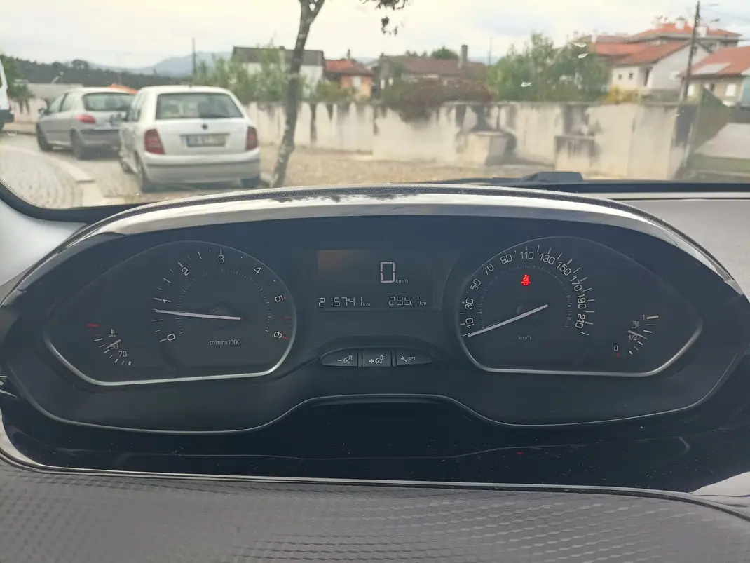 Peugeot 208 2017 - 8500 EUR, 215800 km - AUTO.MOTO.pt - 215800km - foto 9 de 12