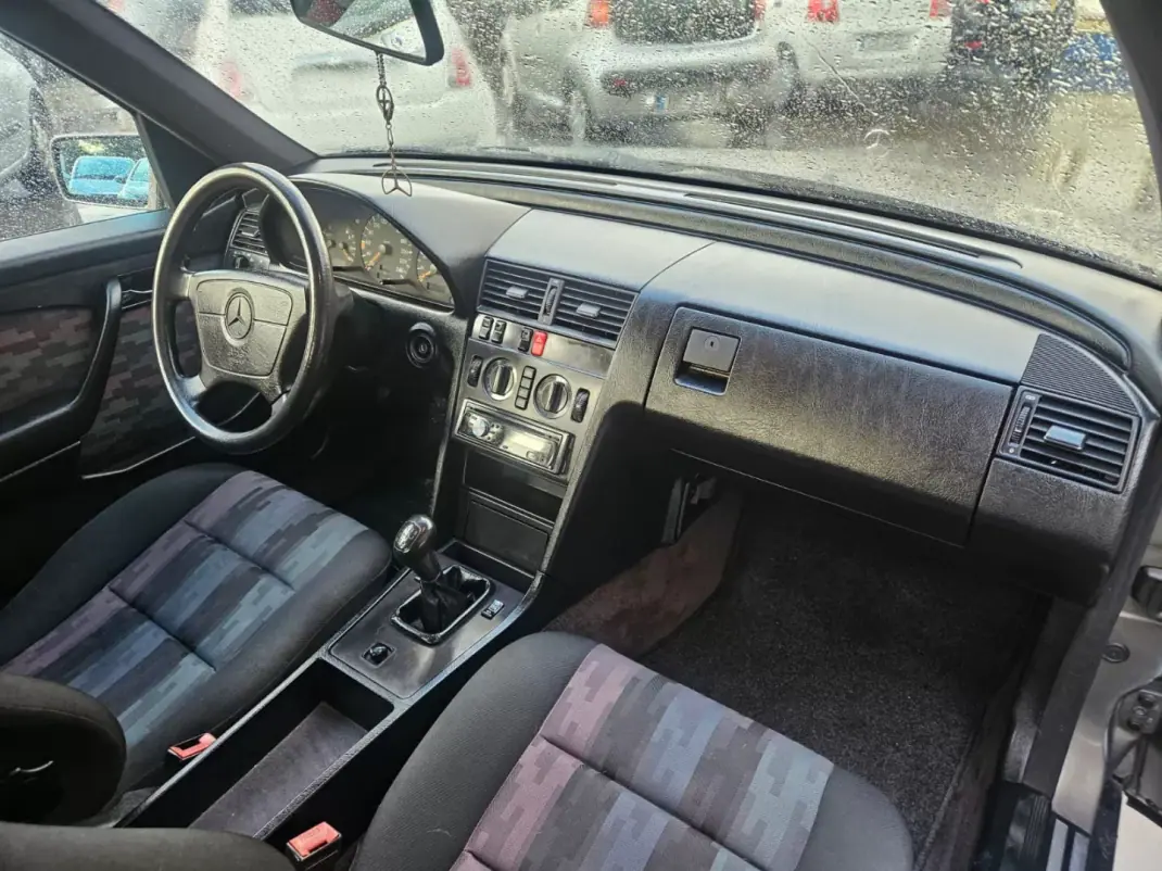 Mercedes-Benz C 180 1993 - 3990 EUR, 183000 km - AUTO.MOTO.pt - 183000km - foto 14 de 19