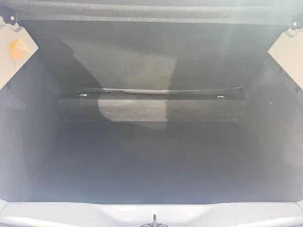 Renault Zoe 2016 - 8990 EUR, 85000 km - AUTO.MOTO.pt - 85000km - foto 11 de 18