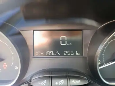 Peugeot 208 2019 - 11900 EUR, 104199 km - AUTO.MOTO.pt - 104199km - foto 13 de 26
