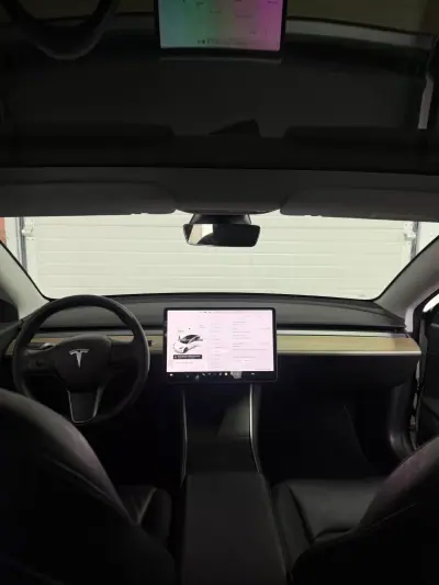 Tesla Model 3 2020 - 25900 EUR, 101867 km - AUTO.MOTO.pt - 101867km - foto 8 de 11