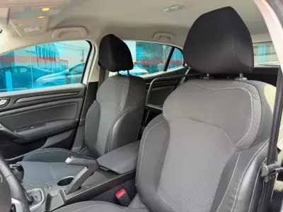 Renault Mégane 2018 - 15500 EUR, 146000 km - AUTO.MOTO.pt - 146000km - foto 8 de 11