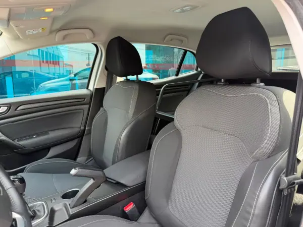 Renault Mégane 2018 - 15500 EUR, 146000 km - AUTO.MOTO.pt - 146000km - foto 8 de 11