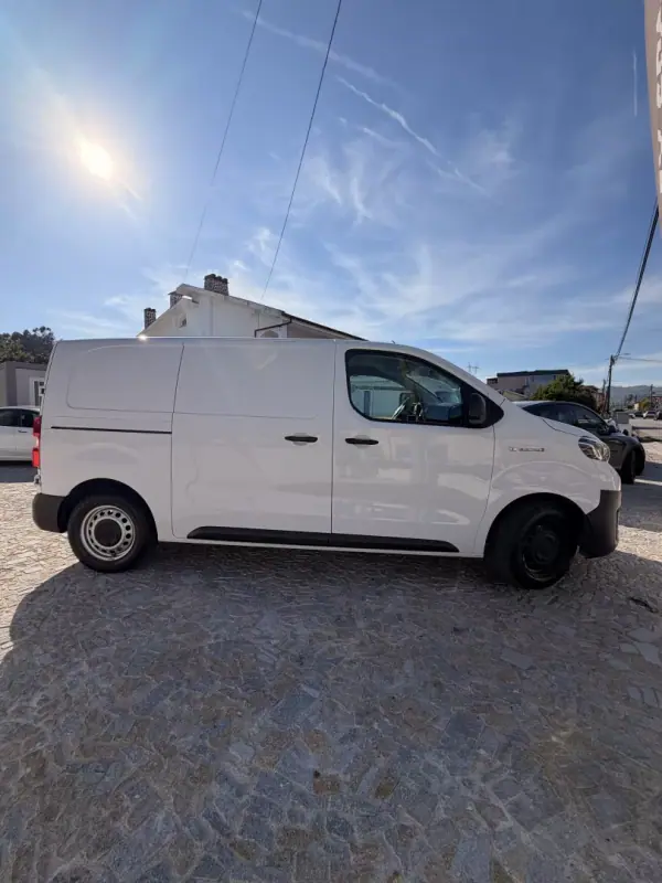 Toyota Proace Verso Electric 2024 - 19500 EUR, 33000 km - AUTO.MOTO.pt - 33000km - foto 4 de 9