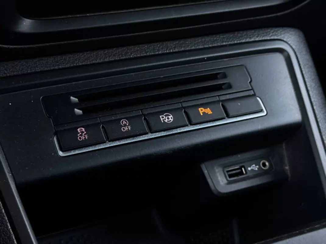 Volkswagen Tiguan 2016 - 16990 EUR, 190300 km - AUTO.MOTO.pt - 190300km - foto 28 de 34