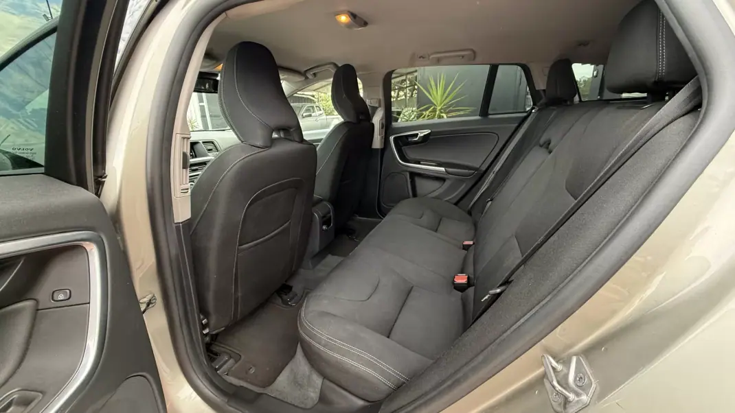 Volvo V60 2015 - 9990 EUR, 265000 km - 265000km - foto 13 de 25