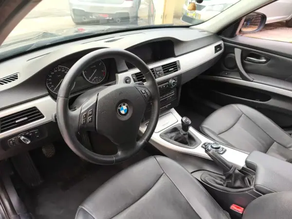 BMW 318 2010 - 8900 EUR, 360000 km - AUTO.MOTO.pt - 360000km - foto 15 de 27