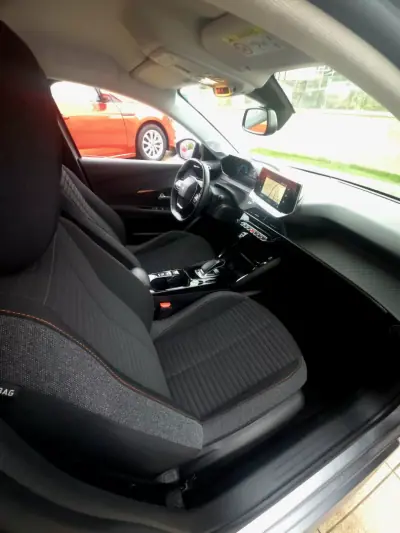 Peugeot e-208 2020 - 15750 EUR, 56000 km - AUTO.MOTO.pt - 56000km - foto 34 de 41