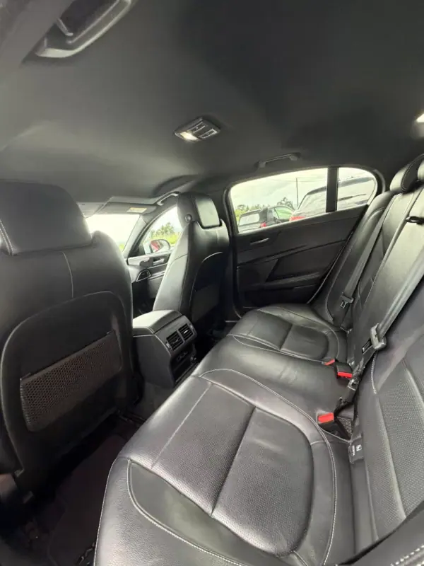 Jaguar XE 2018 - 17000 EUR, 273353 km - AUTO.MOTO.pt - 273353km - foto 14 de 20