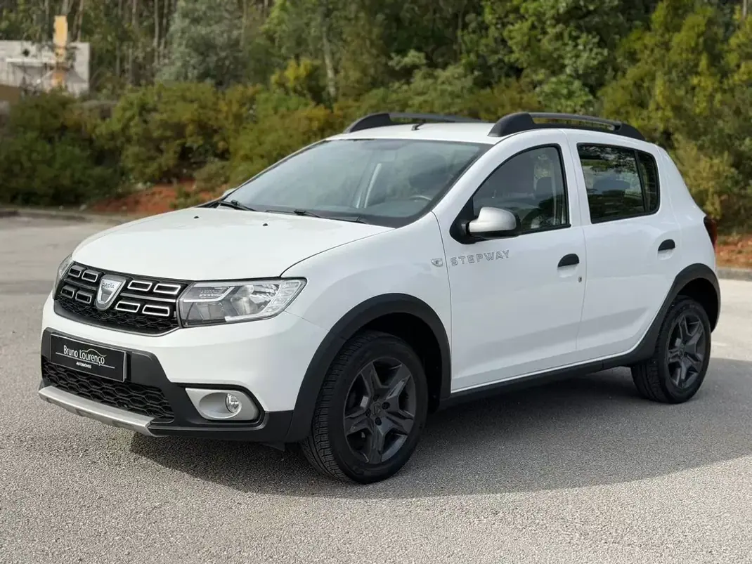 Dacia Sandero 2017 - 9900 EUR, 103200 km - AUTO.MOTO.pt - 103200km - foto 2 de 24