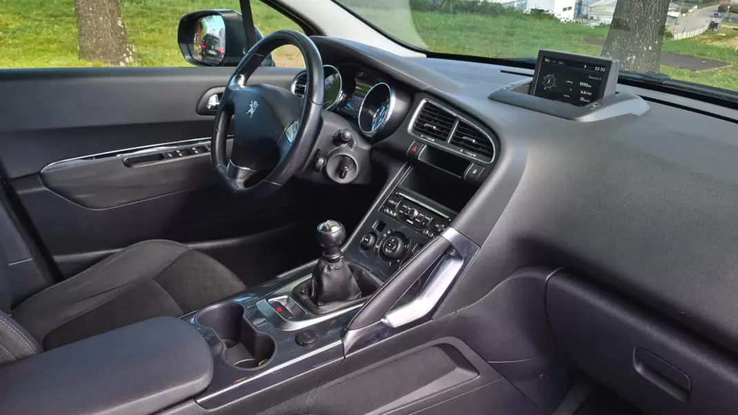 Peugeot 3008 2015 - 11950 EUR, 215000 km - AUTO.MOTO.pt - 215000km - foto 8 de 11
