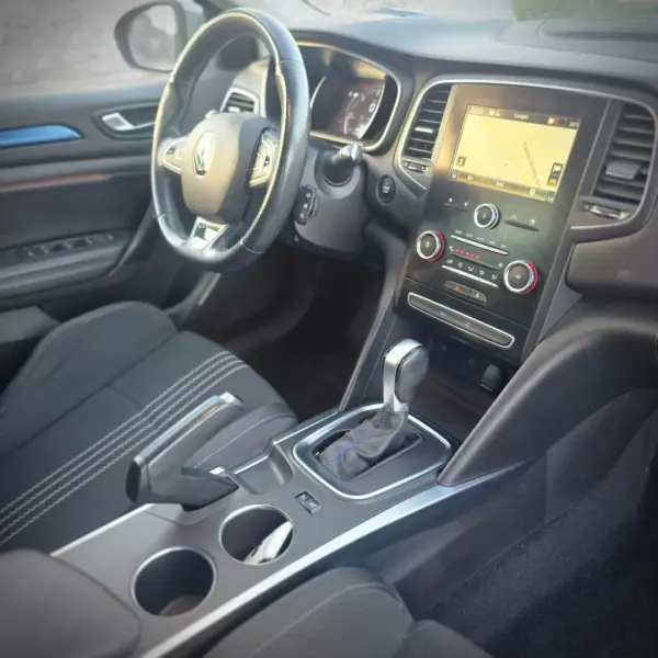 Renault Mégane Sport Tourer 2018 - 14950 EUR, 127252 km - AUTO.MOTO.pt - 127252km - foto 10 de 21