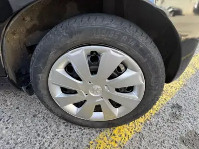 Peugeot 107 2013 - 6250 EUR, 116000 km - AUTO.MOTO.pt - 116000km - foto 24 de 26