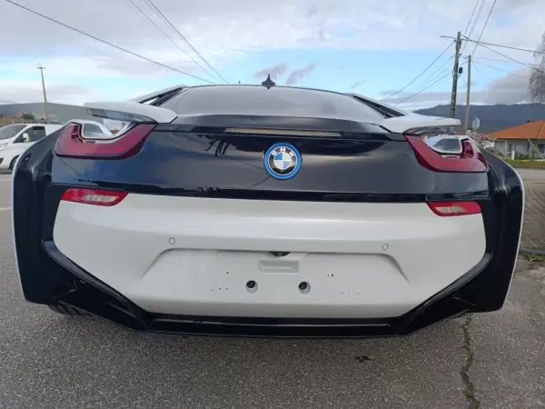 BMW i8 2016 - 71000 EUR, 140000 km - AUTO.MOTO.pt - 140000km - foto 13 de 25