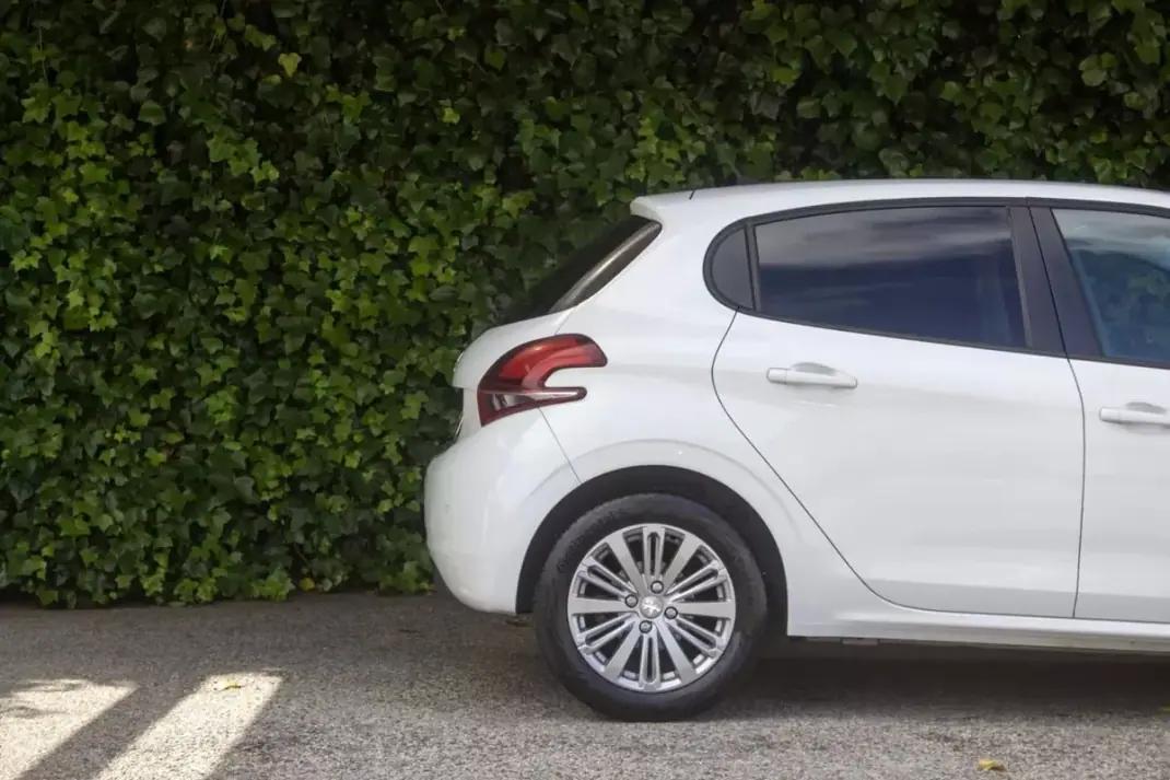 Peugeot 208 2019 - 11900 EUR, 130000 km - AUTO.MOTO.pt - 130000km - foto 4 de 16