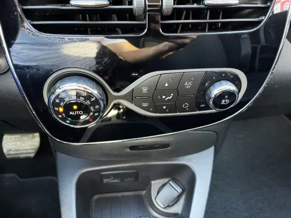 Renault Zoe 2019 - 13490 EUR, 67270 km - AUTO.MOTO.pt - 67270km - foto 17 de 21